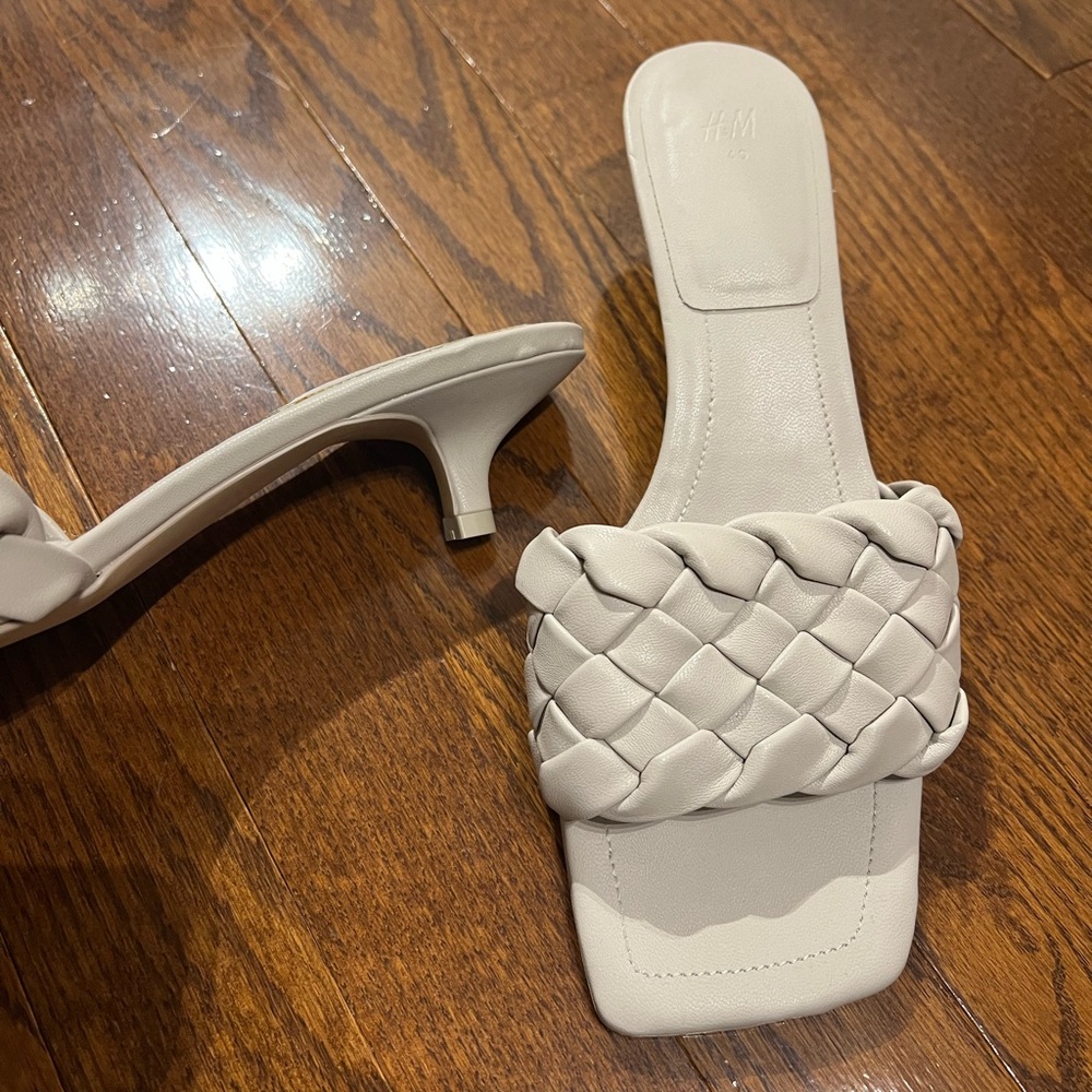 ⭐️NEW⭐️Shoes - Picture 2 of 4